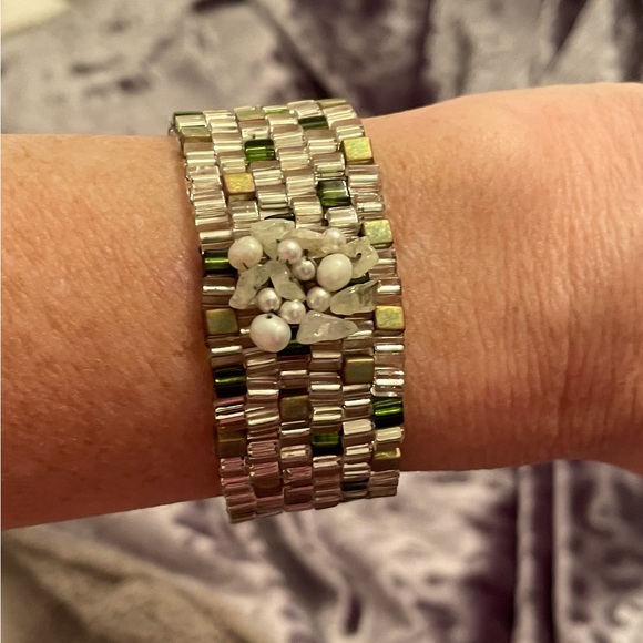 Beautiful hand-beaded sage green and silvery white bracelet. - Picture 1 of 10